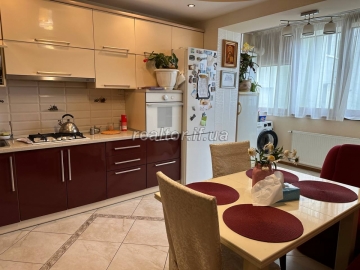 Renovated apartment with a garage in the city center on Shukhevichiv street
