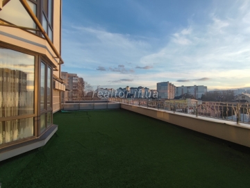 Apartment mit großer Terrasse mit Blick auf die Stadt