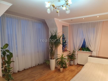 Zum Verkauf steht eine 2-Zimmer-Wohnung in einem neuen, renovierten Gebäude mit Möbeln in der Fedkovycha-Straße
