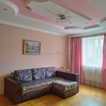 A 3-room apartment is for sale in the city center on Vasylyanok street