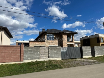 Verkauf eines soliden Hauses in gemütlicher Lage des Dorfes Vovchynets
