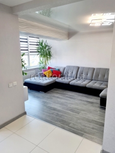 Wohnung zum Verkauf mit Renovierung in einem Neubau in der Nezalezhnosti-Straße in der Nähe des Stadtzentrums