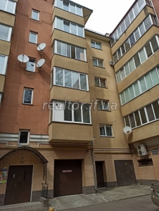 Geräumige zweistöckige Wohnung in einem gemieteten Haus in der Halytska Straße