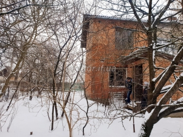 I will urgently sell a part of the house despite the main road in Novy Lisk