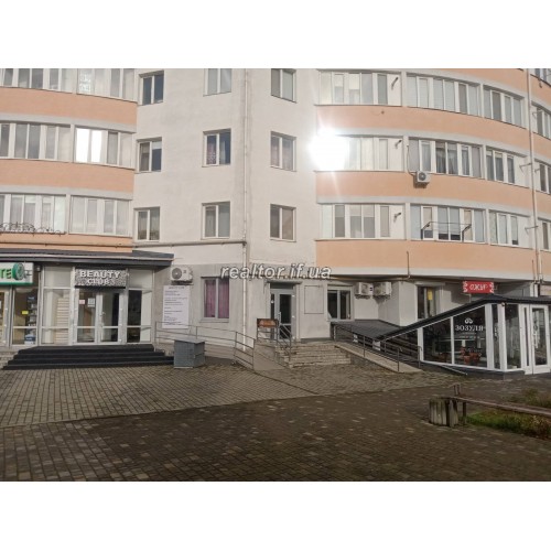 A spacious commercial space is offered in a densely populated area of the city, located opposite Arsen. The total area is 52 m².  Ivano-Frankivsk region  Ivano-Frankivsk  district Posytron-Cascade 