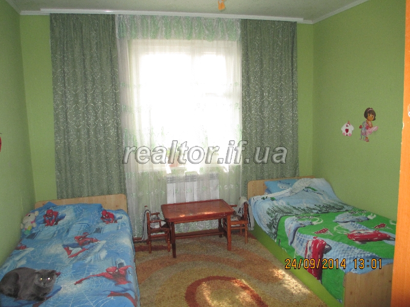 4-bedroom apartment in town. Makariv