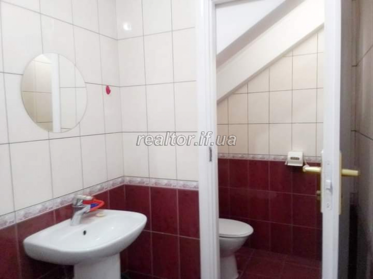 Orenda_ofisu_ploshcheyu_300_mkv_v_tsentri_bilya_Ratushi_22646_1_1695906648.jpeg