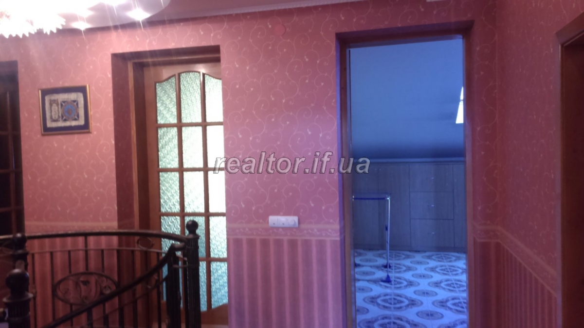 Prodayetsya_6_kimnatna_kvartyra_na_dvokh_rivnyakh_16492_26_1559908814.jpg