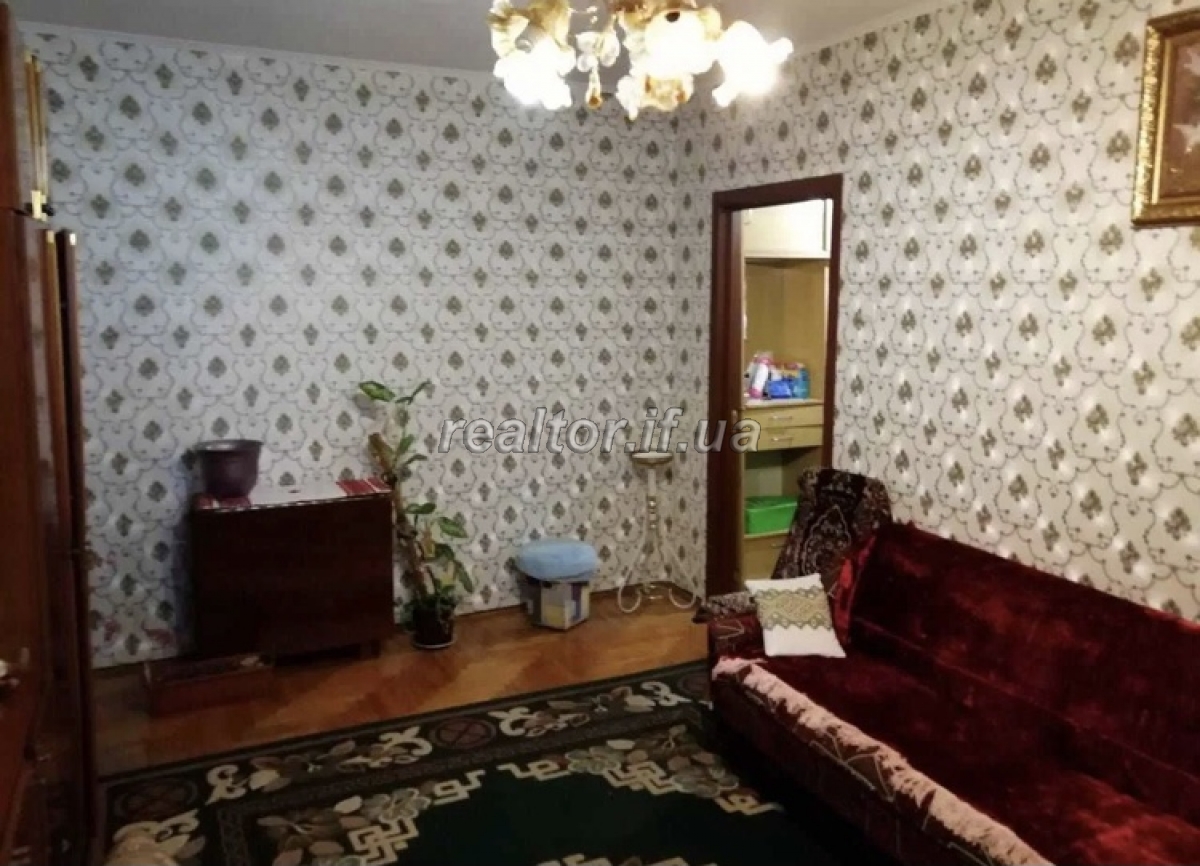 Продается двухкомнатная квартира в жилом состоянии с автономным отоплением по улице Ивана- Павла II