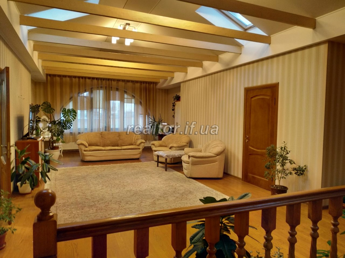 Two-level 7-room apartment for sale in the central part of the city on Kruka Street