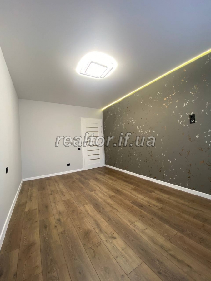 Prodayetsya_na_serednomu_poversi_2_kimnatna_kvartyra_v_tsentralnii_chastyni_mista_22770_7_1701345989.jpeg