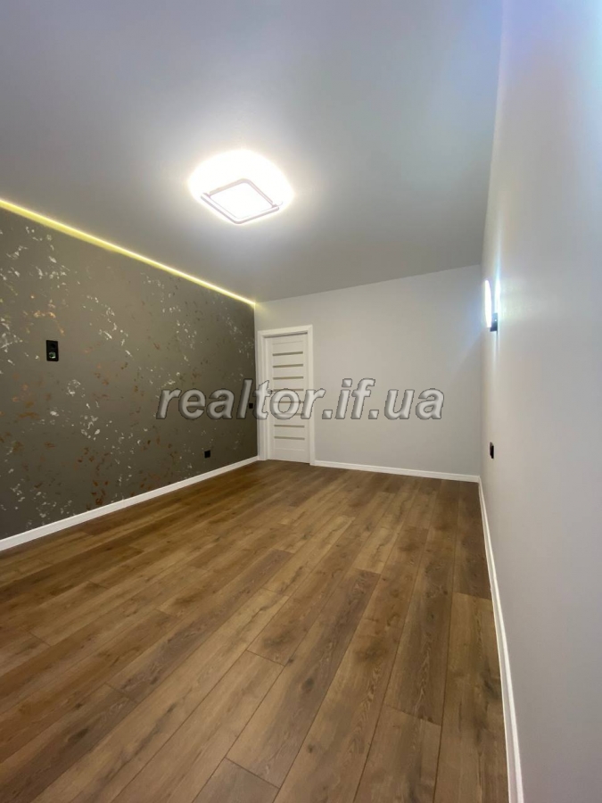 Prodayetsya_na_serednomu_poversi_2_kimnatna_kvartyra_v_tsentralnii_chastyni_mista_22770_9_1701345989.jpeg