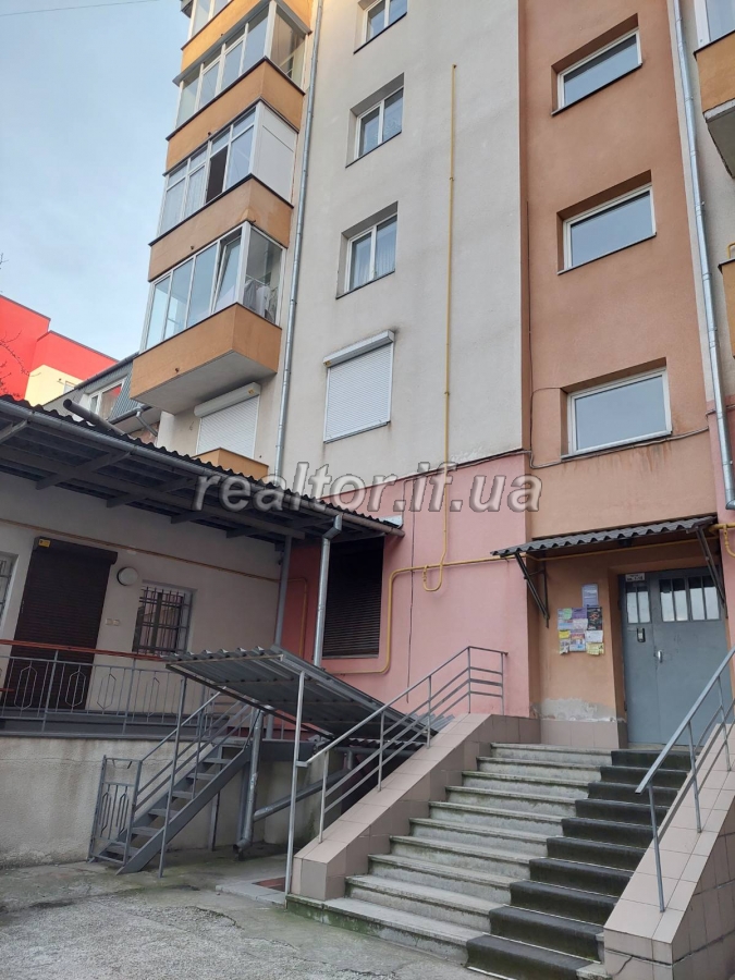 Prodayetsya_prostora_odnokimnatna_kvartyra_v_tsentralnii_chastyni_mista_po_vulytsi_Zaliznychna_22703_9_1698764978.jpeg
