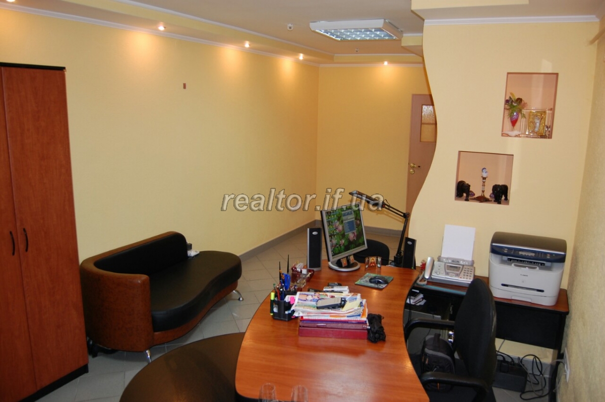 Prodayetsya_prymishchennya_pid_ofis_abo_perukarnyu_v_tsentri_z_remontom_17557_5_1579771181.jpg
