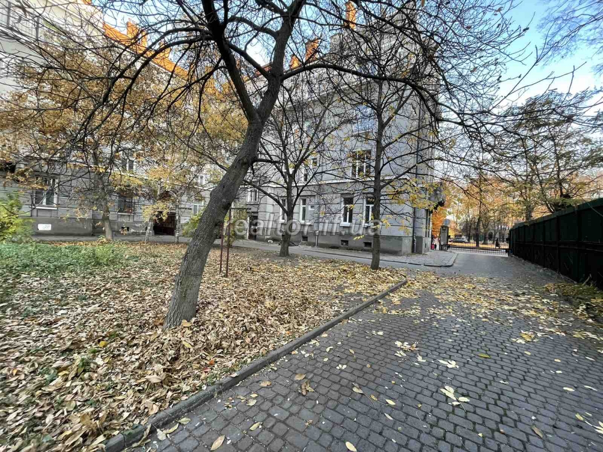 Продаж квартири в австрійському будинку в центрі міста по вулиці Толстого
