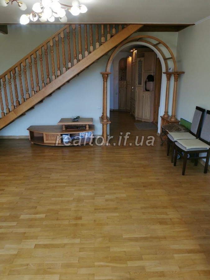 Prodazh_prostoroyi_dvorivnevoyi_kvartyry_z_remontom_po_vulytsi_Ukrayinskoyi_Dyviziyi_23808_16_1747649063.jpeg