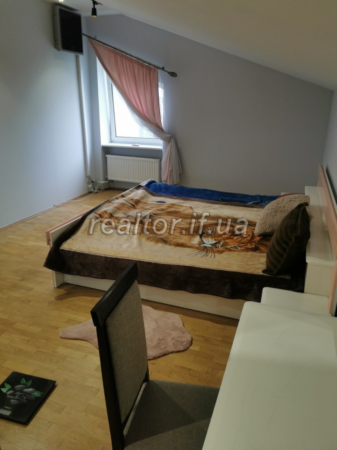 Prodazh_prostoroyi_dvorivnevoyi_kvartyry_z_remontom_po_vulytsi_Ukrayinskoyi_Dyviziyi_23808_1_1747649061.jpeg