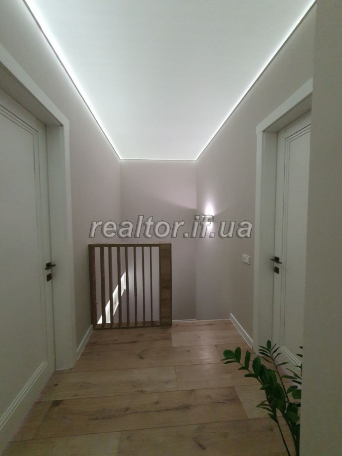 Prodazh_prostoroyi_dvorivnevoyi_kvartyry_z_remontom_v_tsentralnii_chastyni_mista__23768_1_1746440648.jpeg