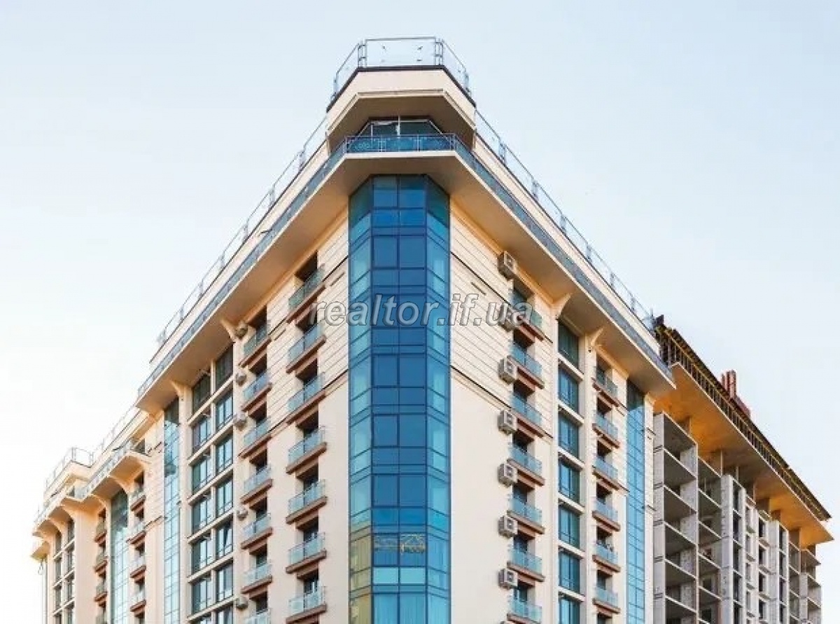 A luxurious apartment with a terrace on the shore of the city lake in an elite new building