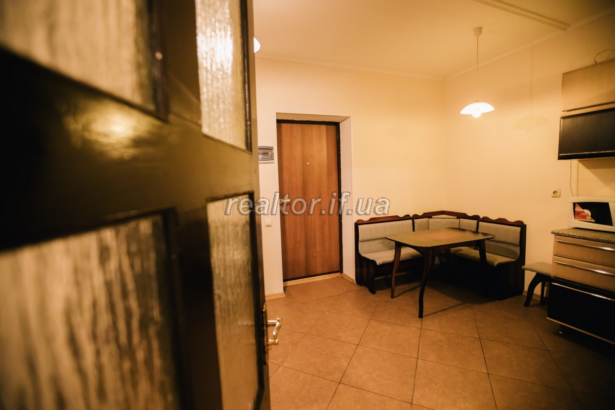 Suchasna_1_kimnatna_kvartyra_z_meblyamy_ta_tekhnikoyu_pereplanovana_na_2_kimnatnu_v_Pasichnii_16771_10_1569649337.jpg