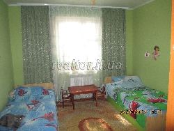 4-bedroom apartment in town. Makariv