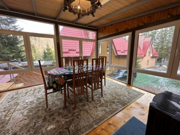 Budynok-dacha_v_Yaremchi_z_remontom_ta_meblyamy_v_samomu_lisi_23668_39_1742402526.jpeg