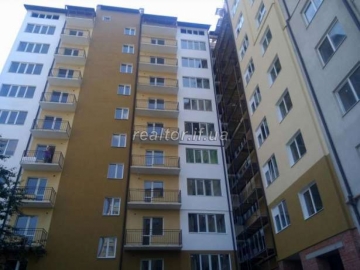 Günstige Drei-Zimmer-Wohnung in einem neuen Gebäude an der Straße Halytska