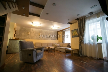 Luxurious 4-room apartment in a new building with interesting planning and designer renovated in Belvederska Street