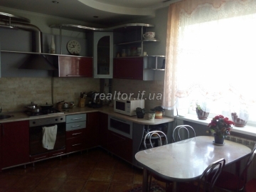Luxurious apartment with large renovated area and furniture near the city lake