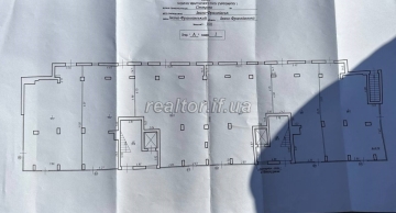 Fasadne_komertsiine_prymishchennya_vilnoho_pryznachennya_v_tsentralnii_chastyni_mista_23551_2_1738240603.jpeg