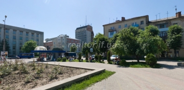 Квартира поруч із кінотеатром Космос в центрі міста