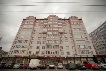 Die Wohnung befindet sich in einem neuen Wohngebäude in einem Wohngebiet in der Symonenko Straße