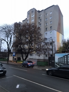 Eine Wohnung in einem Wohnhaus mit Heizraum auf dem Dach im zentralen Teil der Stadt