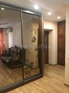 Квартира в центрі міста по вулиці Короля Данила з ремонтом та меблями