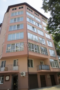 Renoviertes Apartment in einem niedrigen Gebäude in der Nähe des Stadtparks