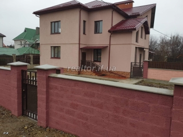 Напівособняк з власною земельною ділянкою та гаражем в спальному районі Івано-Франківська