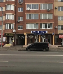 Оренда просторого комерцйного приміщення поруч з центральною частиною міста