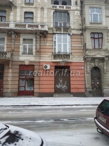 Rent a spacious room with a front entrance on the street Chornovola