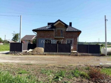 Особняк у Вовчинцях з міськими комунікаціями