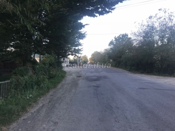 Herrenhaus im Bezirk Kossiw des Dorfes Stopchatov mit einem großen Grundstück