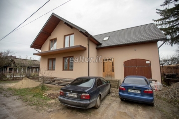 Особняк в межах міста біля міського озера