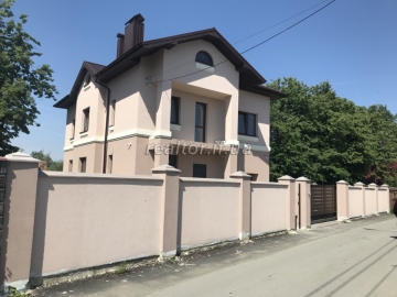 Особняк з двома гаражами гарне місцерозташування