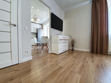 Beautiful bright 1 bedroom apartment in the center with designer renovation