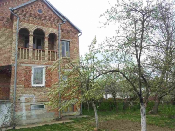 Ich werde ein Haus im Dorf Cherniyiv mit einem jungen großen Garten verkaufen
