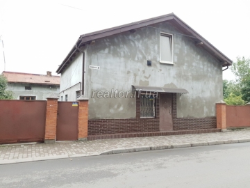 Продам жилий будинок в центральній частині міста, можливо під комерцію