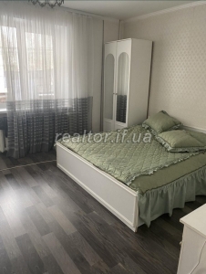 Zum Verkauf steht eine renovierte und möblierte 1-Zimmer-Wohnung in der Konovaltsia-Straße