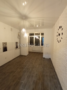 1-Zimmer-Wohnung zum Verkauf mit Designer-Renovierung in der Karpatska-Straße