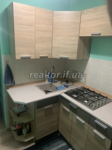 Продається 1 кімнатна квартира з кухонними меблями по вулиці Сухомлинського в районі Бам