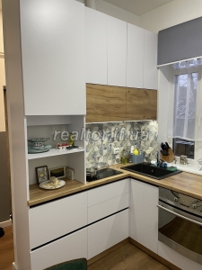 1 Schlafzimmer renovierte Wohnung zum Verkauf im Stadtzentrum in der Sichovykh Striltsiv Street