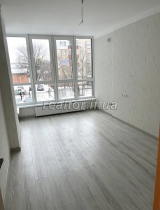 Eine 2-Zimmer-Wohnung mit größerer Fläche steht in einem neuen Wohnkomplex in der Sorohteya-Straße zum Verkauf